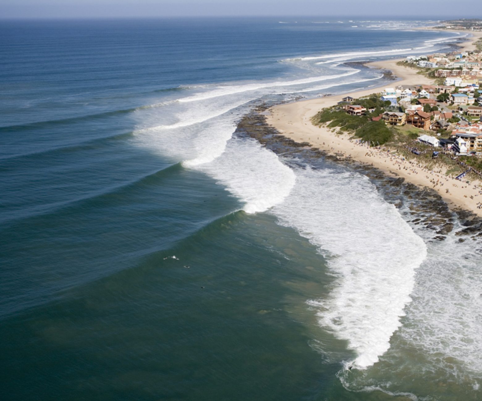 Bidirectional waves off the coast of Saquarema, State of Rio de