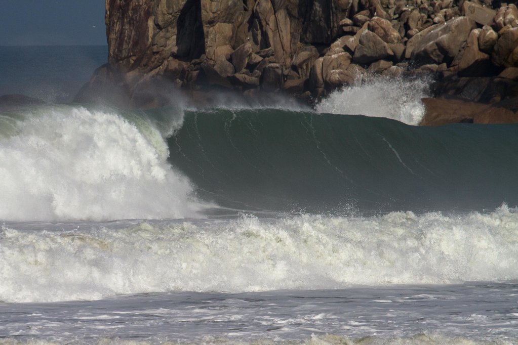 Bidirectional waves off the coast of Saquarema, State of Rio de