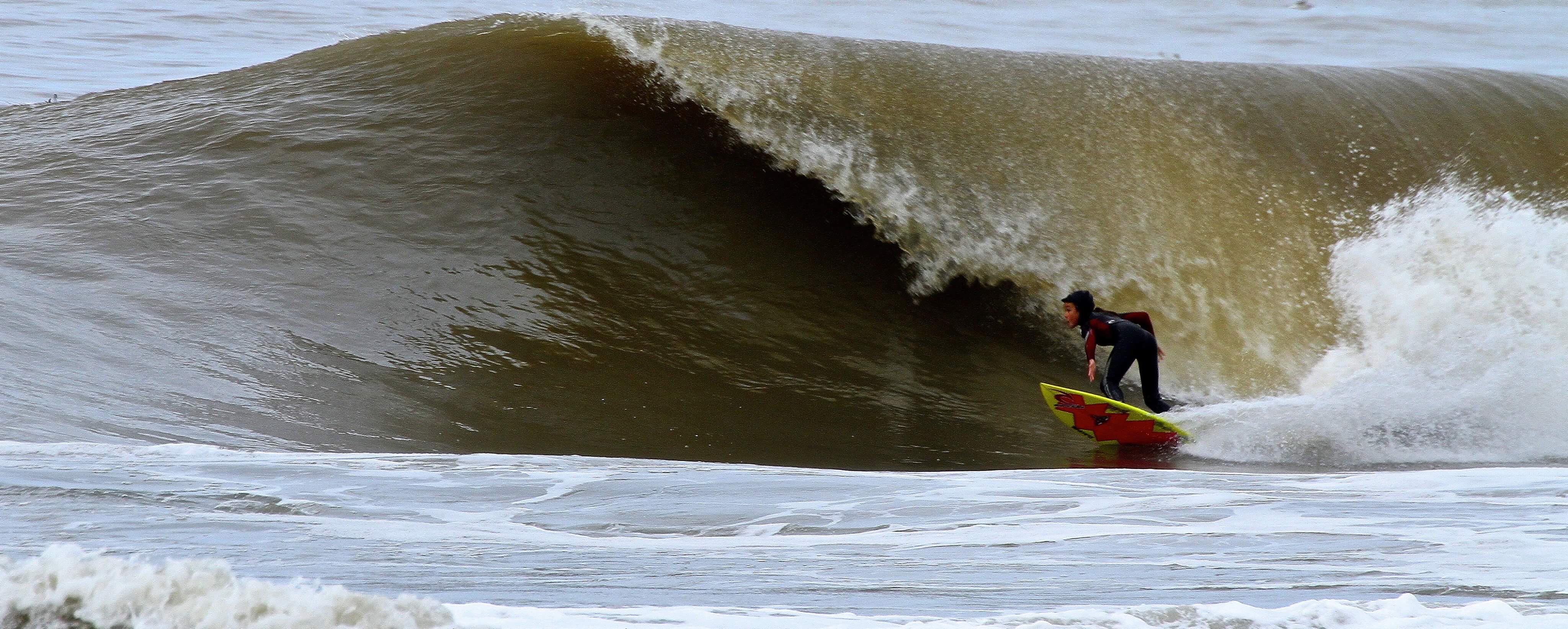 Marea roja Surfeando en el Condado de Orange